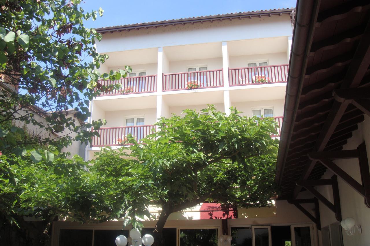 Hotel-Restaurant De La Paix Saint-Palais  Eksteriør billede